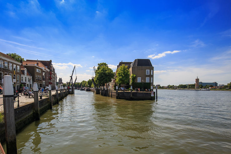 Prachtige foto van Dordrecht met gracht